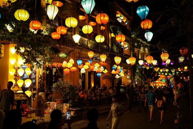 Thả đèn hoa đăng và ngắm phố cổ về đêm