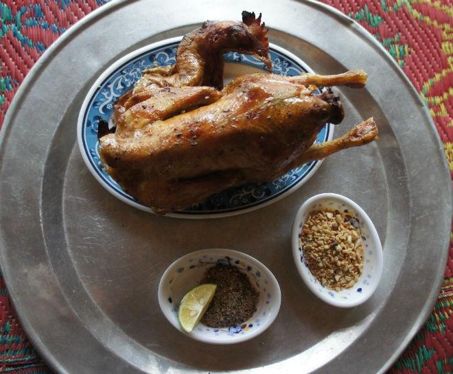 Gà nướng ngay chân thác