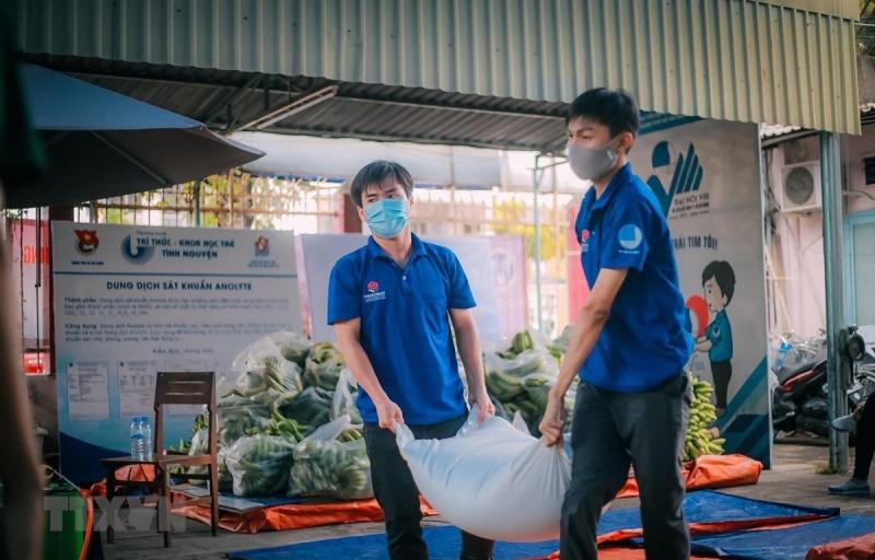 Tham gia hoạt động tình nguyện chống dịch ở địa phương