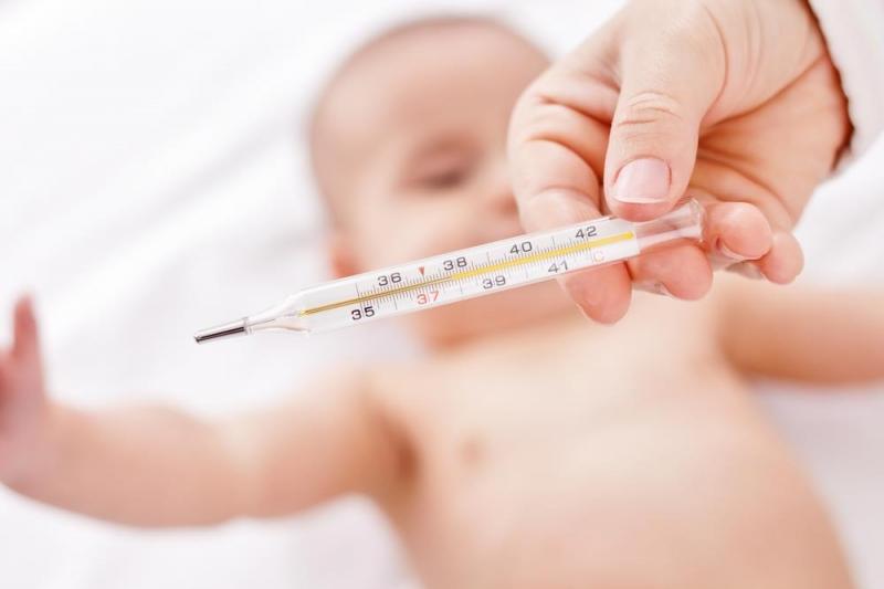 Không cần quá lo lắng khi trẻ sốt dưới 38 độ. Ảnh minh họa