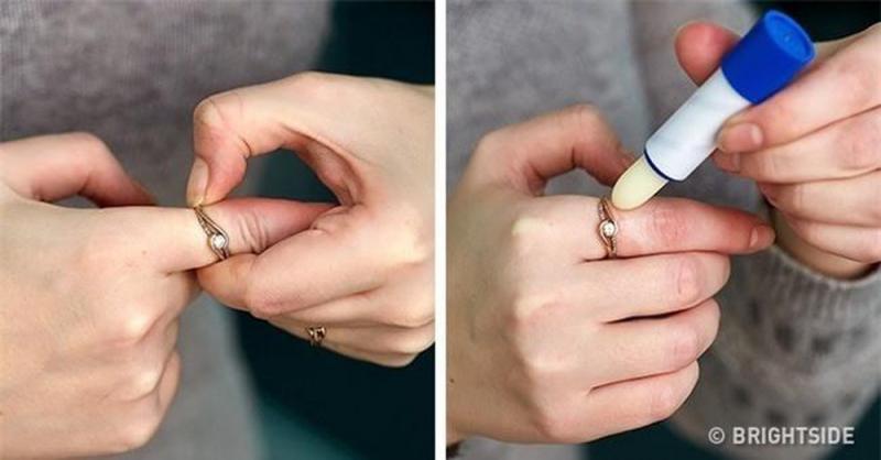 Tháo nhẫn dễ dàng hơn