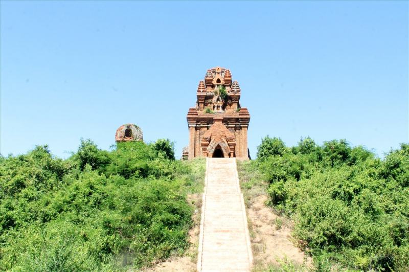 Bậc thềm đi lên quần thể tháp.