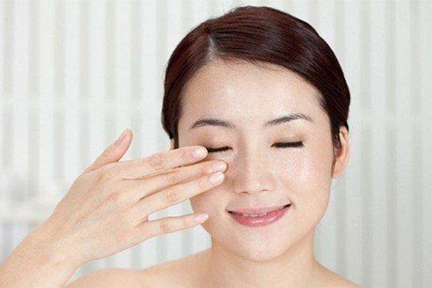 Dùng kem dưỡng ẩm, mặt nạ mắt