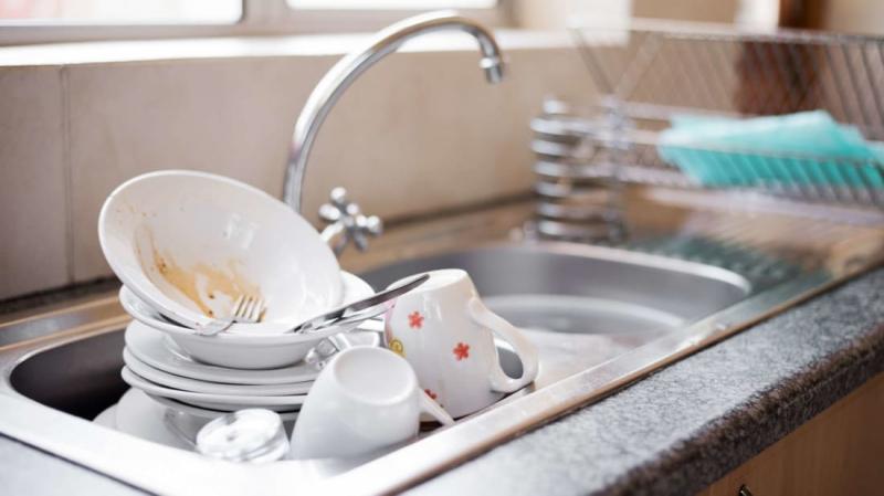 Ngâm bát đĩa trong bồn rửa