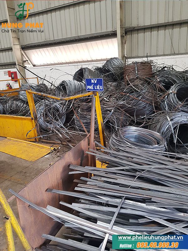 Hùng Phát thanh toán tiền mặt hoặc chuyển khoản nhanh chóng ngay khi các phế liệu được chúng tôi thu mua chất hết lên xe vận chuyển.