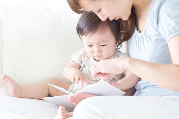 Bạn nên thường xuyên đọc sách cho con nghe.