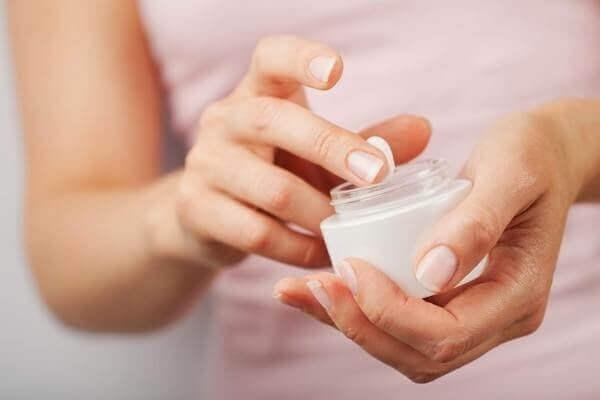 Nên dưỡng ẩm da cho trẻ thường xuyên