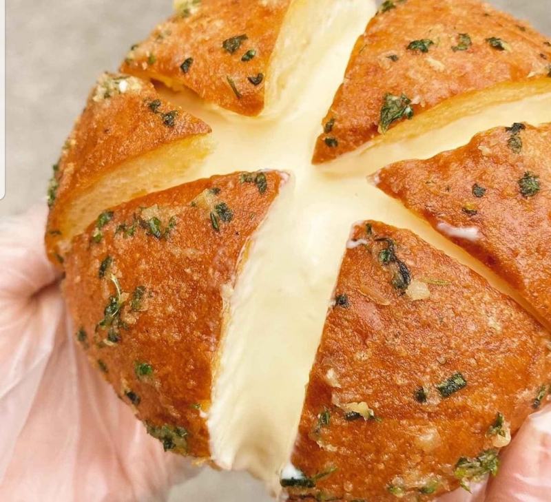 Bánh mì bơ tỏi phô mai tại Tiệm bánh Quỳnh