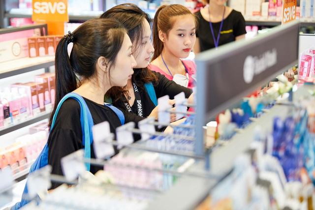Nhiều người nhìn thấy nguồn thu nhập tương lai đó đã phấn chấn tự thưởng cho mình bằng những việc chi tiêu vượt quá thu nhập hiện tại
