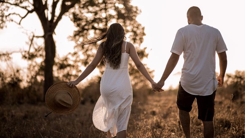 Cùng nhau đón năm mới tại một nơi gắn liền với kí ức cả hai là điều nên làm đầu tiên