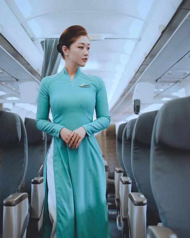 Nam Phương trong trang phục tiếp viên hàng không