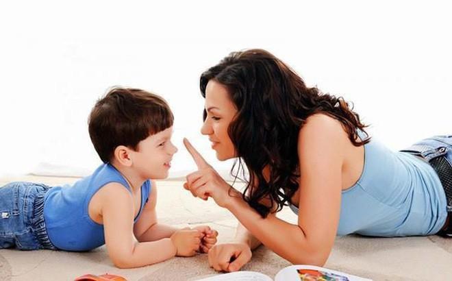 Đừng khiến con bối rối khi sửa lỗi giữa đám đông