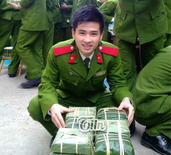 Hot boy công an bên cạnh những chiếc bánh chưng cho người dân tộc vui Tết