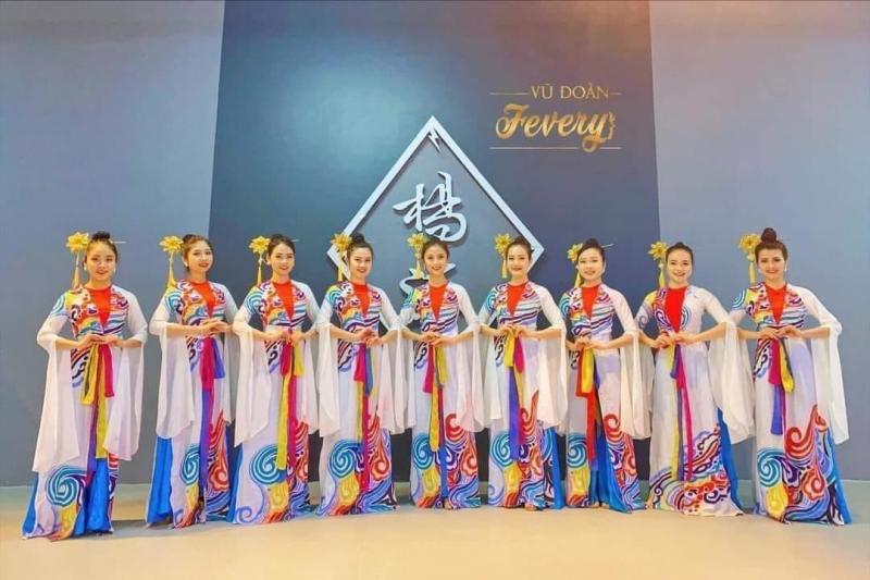 Trang phục biểu diễn Hồng Tỉnh