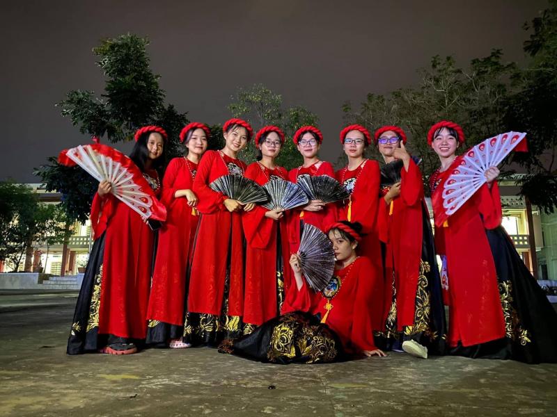 Trang Phục Biểu Diễn Hợp Phố