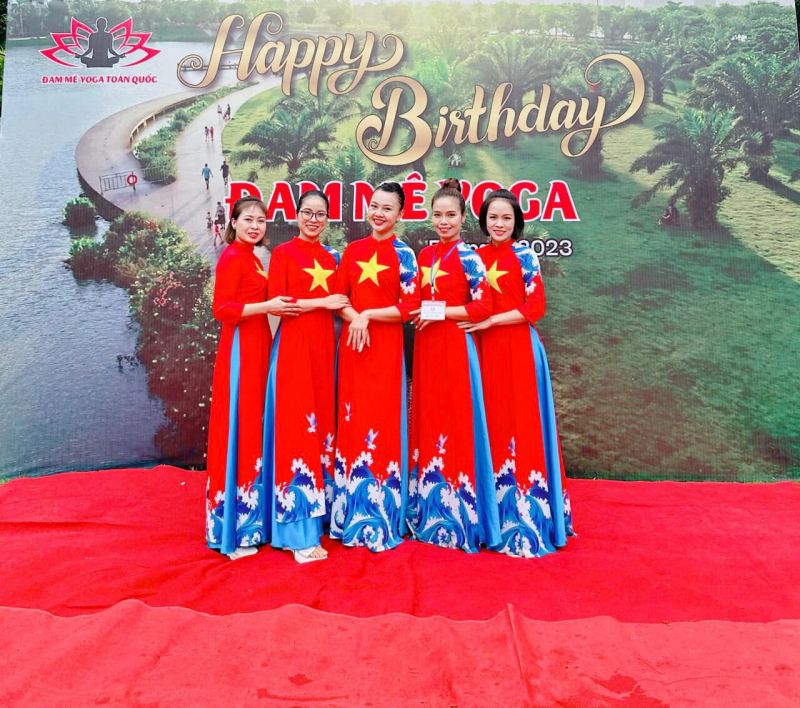 Trang phục biểu diễn Hường Phượng