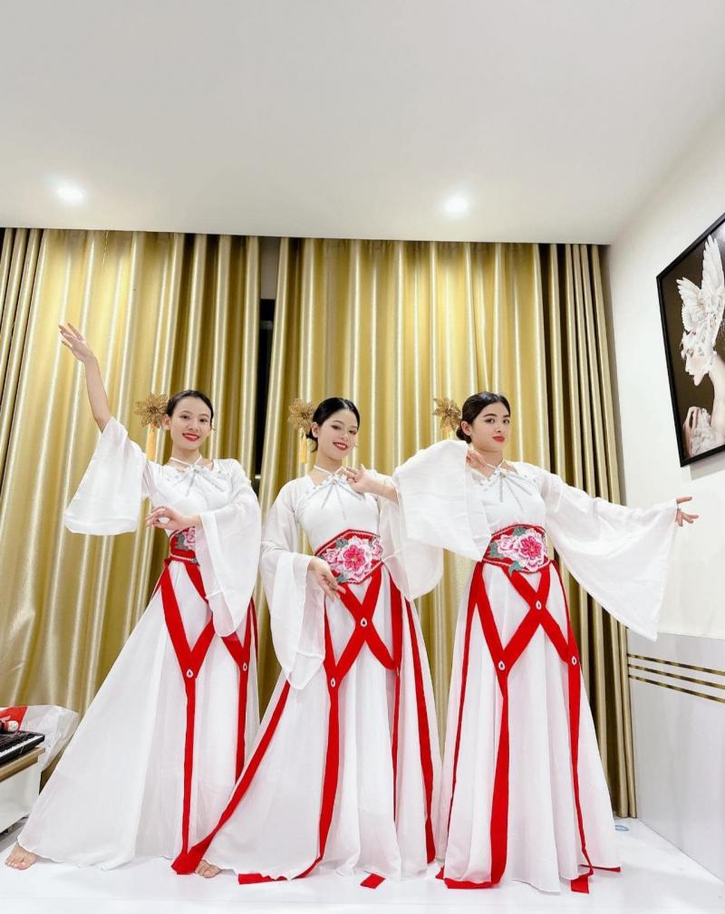Trang phục biểu diễn Lily