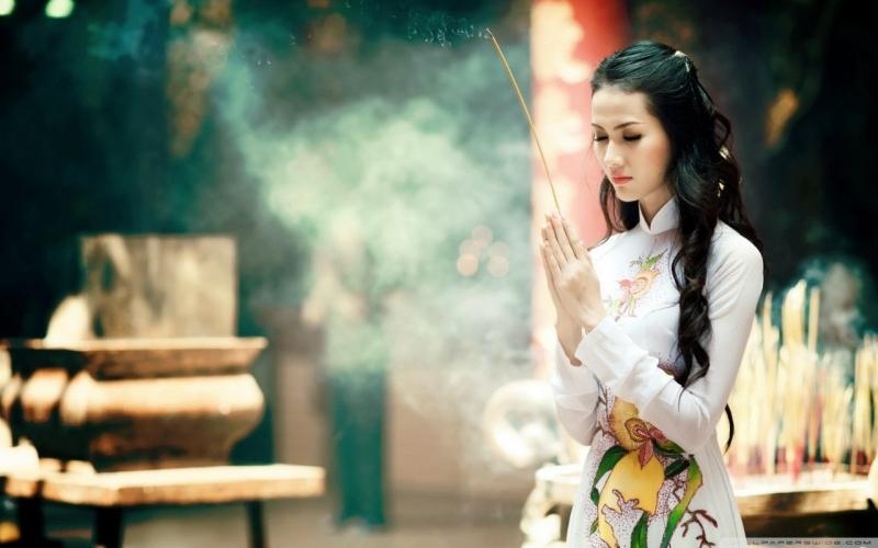 Áo dài góp phần tôn thêm vẻ đẹp và sự trang nghiêm