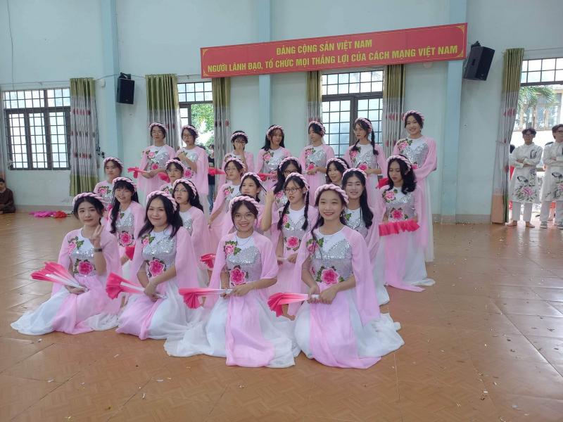 Trang phục Minh Hiền
