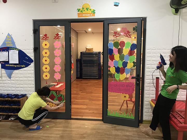 Trang trí lớp mầm non sáng tạo với cửa lớp bóng bay