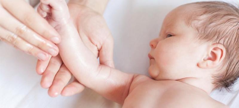 Tránh dùng quá nhiều sản phẩm chăm sóc da cho trẻ