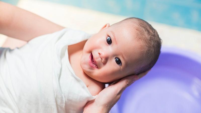Thời tiết quá nóng bức hoặc quá lạnh cũng là những thời điểm mẹ cần tránh cho bé tắm nắng để phòng tránh nguy cơ bệnh tật