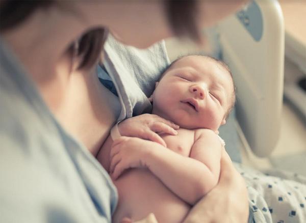 Tranh thủ tắm nắng cho trẻ khi thời tiết bắt đầu chuyển mùa