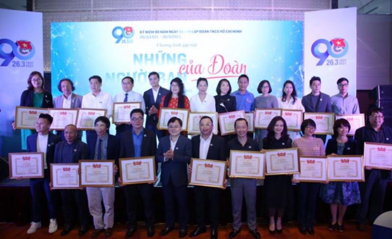 Ban tổ chức trao giải cho các tập thể,  cá nhân có thành tích xuất sắc. (Ảnh: báo Hà Nội mới)