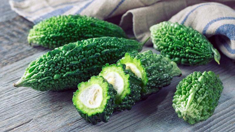 Trị mụn ẩn dưới da bằng mướp đắng và trứng gà