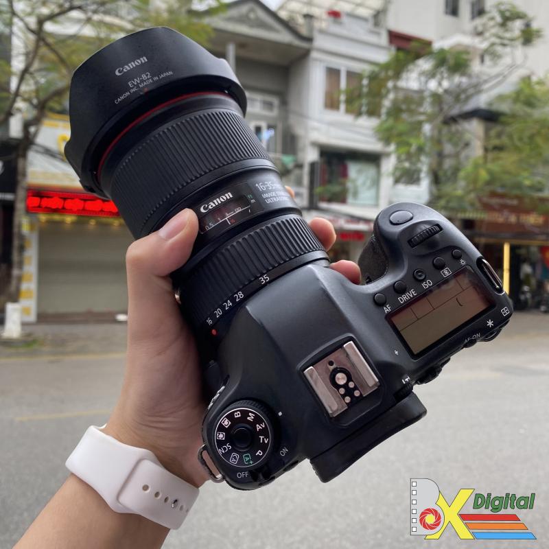 Các sản phẩm đang được bày bán tại cửa hàng.