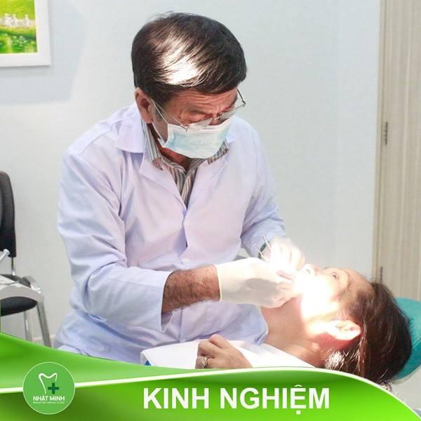 Tại Nha Khoa Nhật Minh tẩy trắng răng được thực hiện kết hợp năng lượng ánh sáng laser cùng thuốc tẩy trắng, giúp bẻ gãy các liên kết gây màu trên bề mặt răng đồng thời diệt khuẩn, giúp răng khôi phục màu trắng sáng một cách nhanh chóng, an toàn