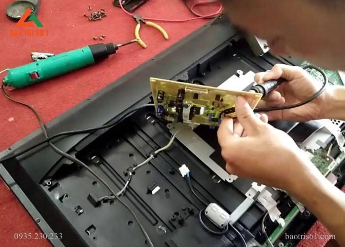 Dịch vụ sửa tivi với kỹ thuật viên giỏi, nhiều năm kinh nghiệm và dịch vụ sửa chữa tại nhà, trung tâm cam kết sửa chữa một cách triệt để các vấn đề hay hư hỏng  mà khách hàng đang sử dụng.