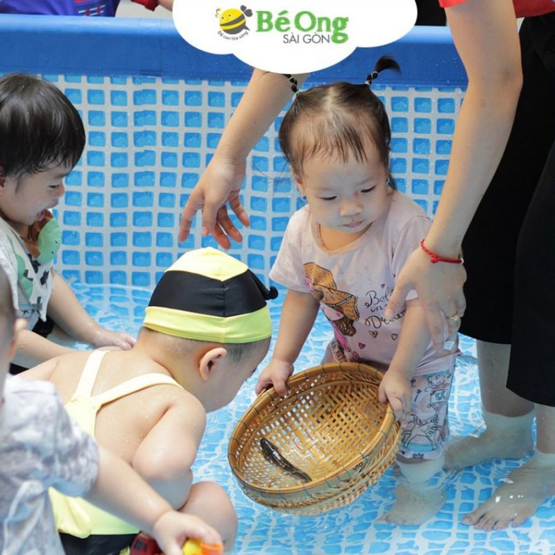 Trẻ được học tập, vui chơi cùng cô và các bạn