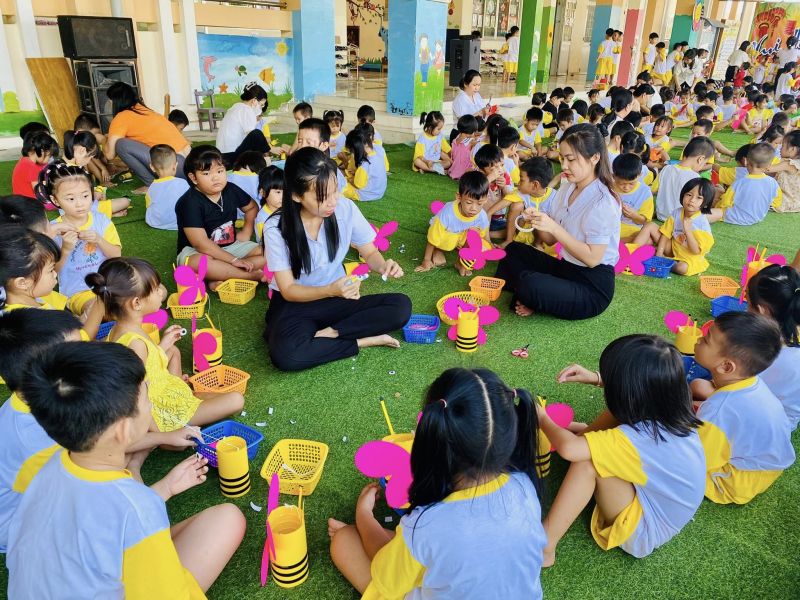 Bé không chia sẻ đồ chơi vì bố mẹ dạy