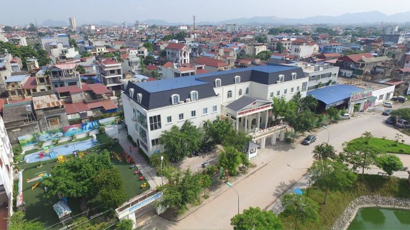 Hoa Trạng Nguyên nằm tọa lạc trên khu đất rộng, thoáng mát, hiện đại,  yên tĩnh, đáp ứng đạt chuẩn mầm non chất lượng cao