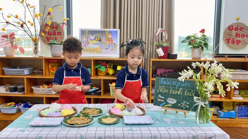 Phụ huynh thường mua đồ chơi và đồ ăn cho con mang vào lớp