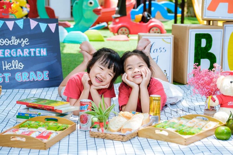 Bé đến lớp