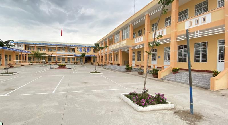 Trường THCS Chiêm Thành Tấn
