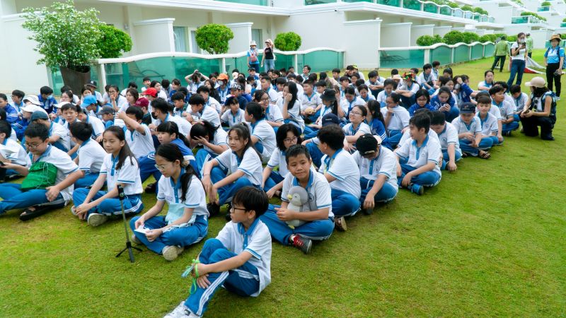 Cả lớp đứng mà một học sinh không đứng chào cô