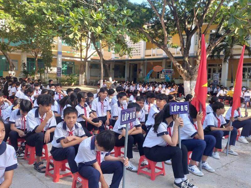 Trường THCS Trương Định