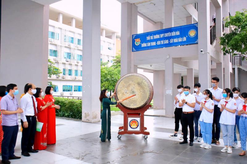 Khuyến khích học sinh thúc đẩy sự tương tác với bạn bè bằng các hoạt động tập thể