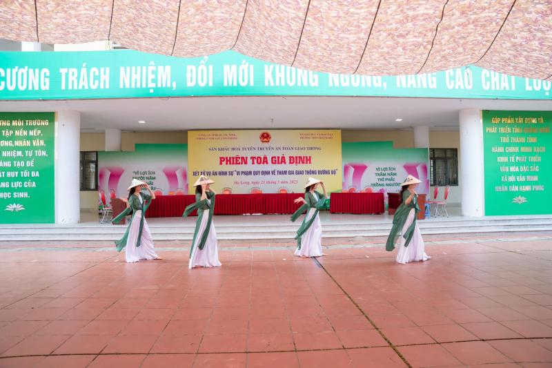 Trường THPT Hoành Bồ