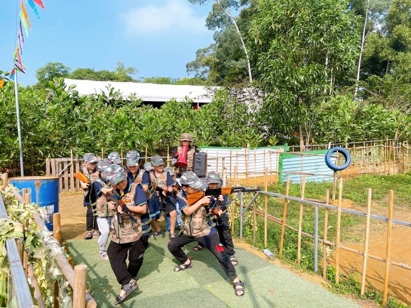 Hoạt động trải nghiệm “Một ngày làm chiến sĩ” cho học sinh tại Trường tiểu học và THCS Oxford Hà Nội