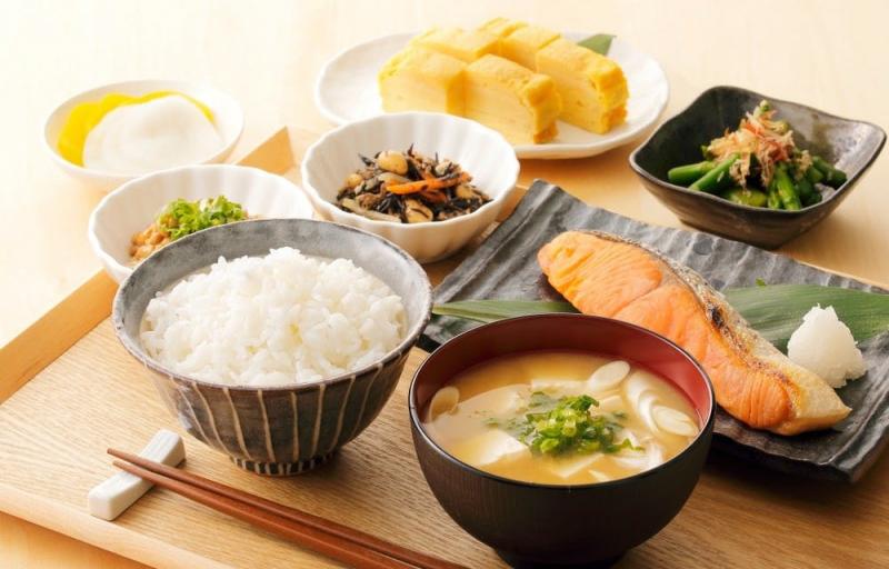 Tuân theo một chế độ ăn uống cân bằng