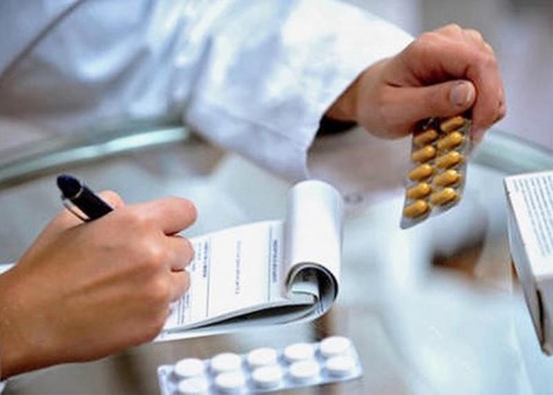 Người thân cần cung cấp cho bác sĩ các sản phẩm đang dùng, bao gồm cả sản phẩm kê toa và không kê toa
