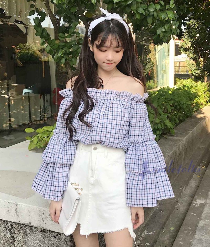 Áo trễ vai sơ mi hoàn toàn có thể trở thành tem công sở nếu bạn linh động phối chúng với chân váy chữ A.