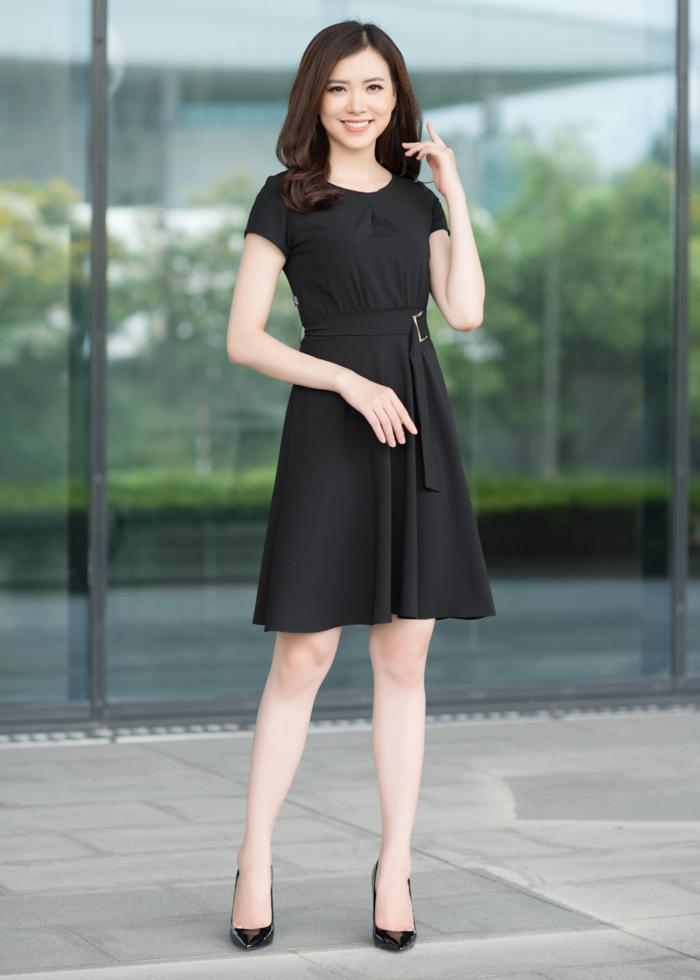 Nếu muốn phá cách một chút, bạn có thể chọn cho mình thiết kế cổ tim hoặc cổ tròn gợi cảm