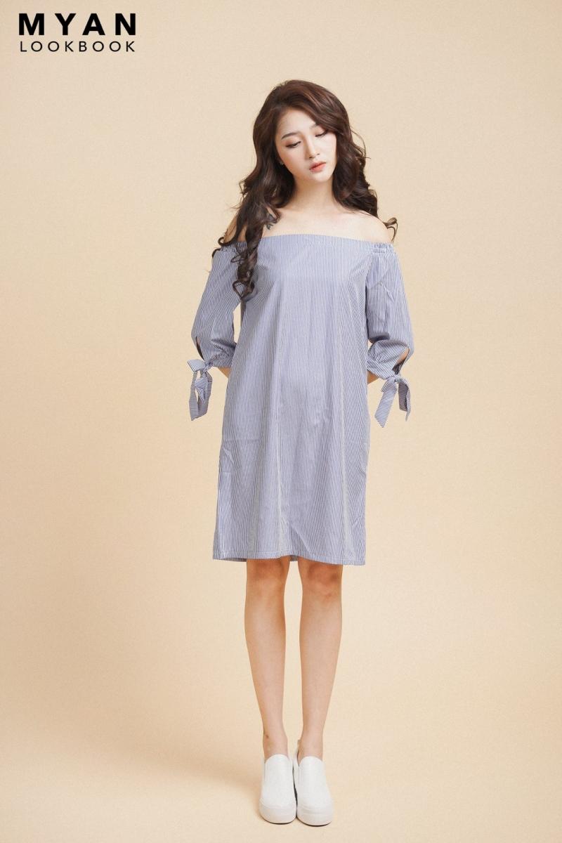 Váy trễ vai kết hợp với slip on khá là phù hợp.
