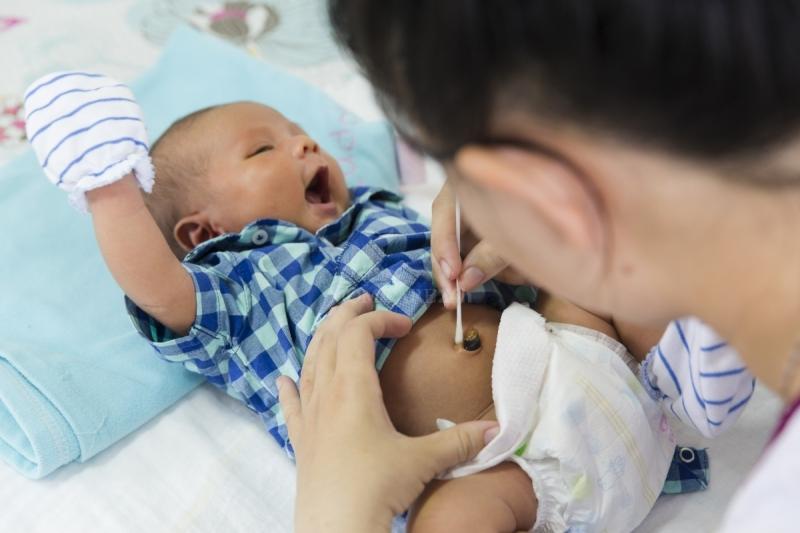 Lau khô rốn cho trẻ sau khi tắm. Ảnh minh họa