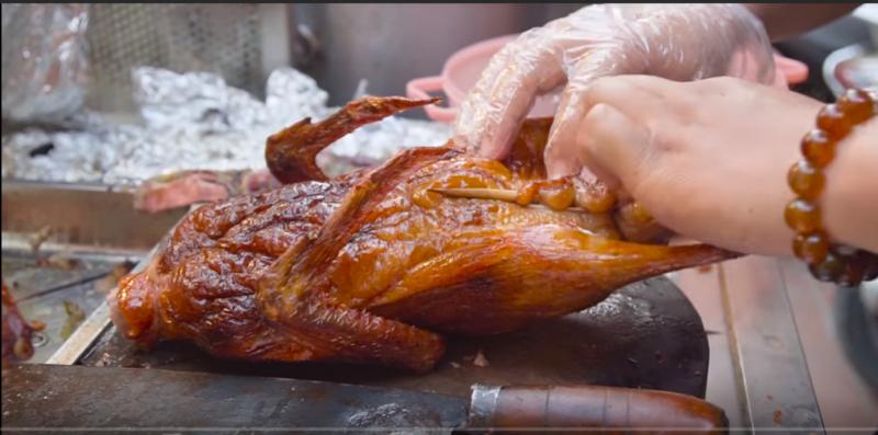 Anh chủ quán với đôi tay thoăn thoắt chế biến vịt
